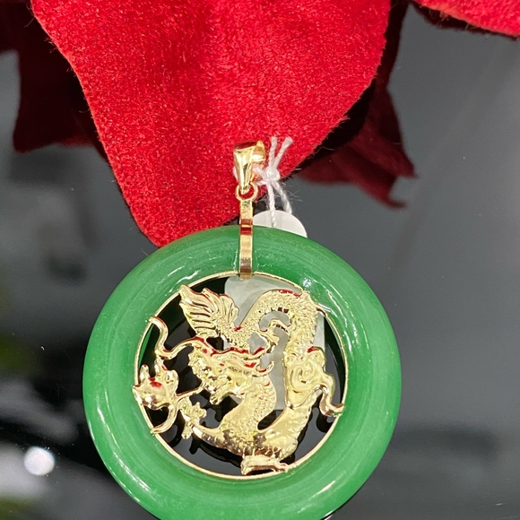 14k Yellow Gold Green Jade Circle Dragon Pendant - Picture 3 of 6